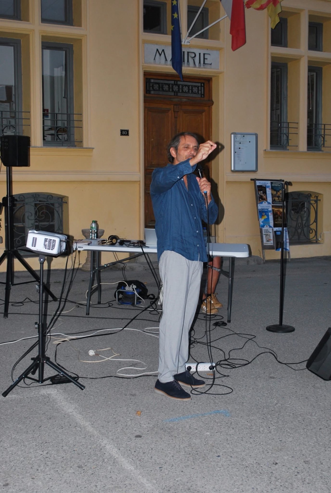 François Anto au micro devant la mairie d'Annot avant la projection.