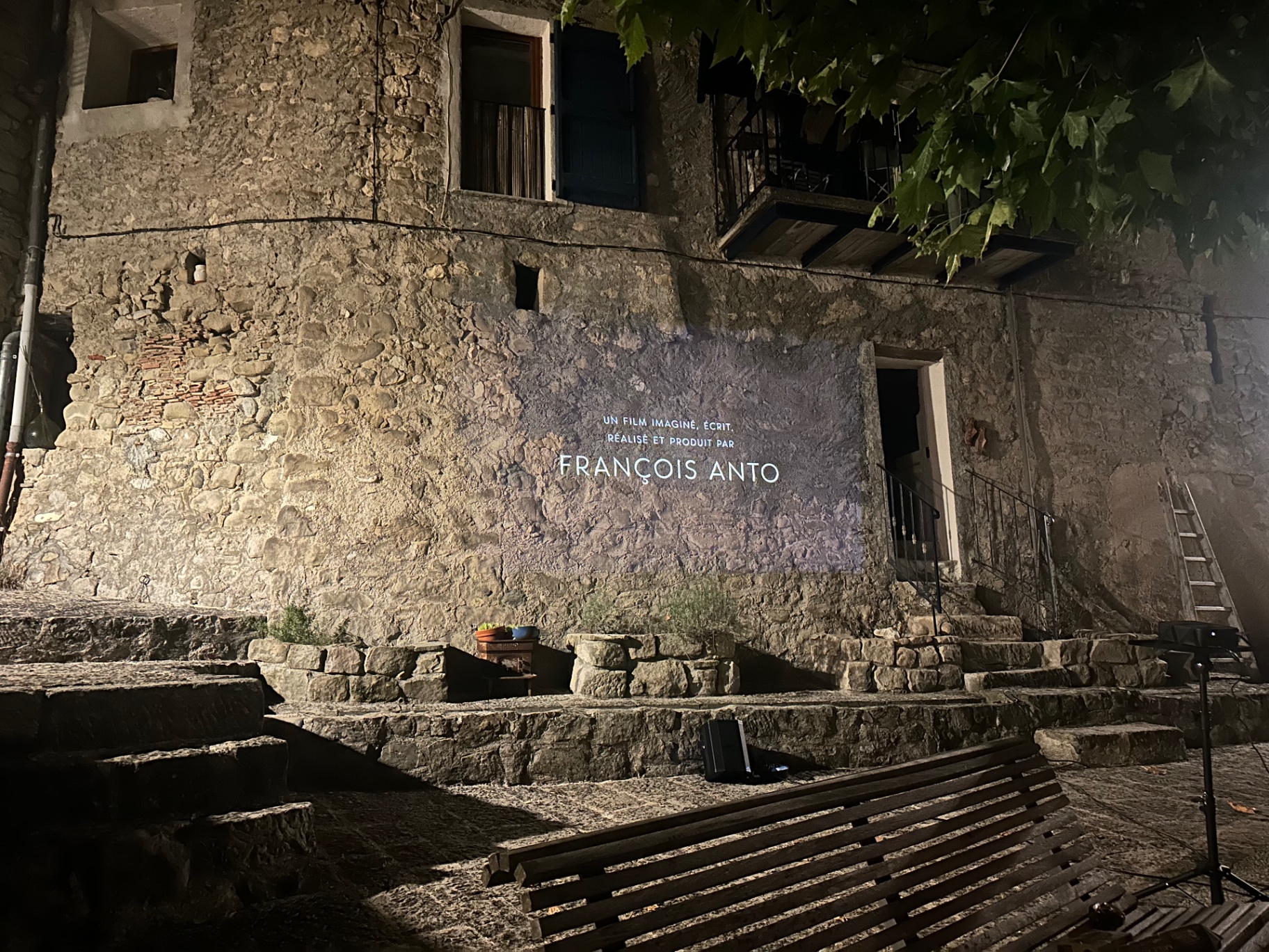 Générique du film projeté sur un mur de pierre à Annot : « Un film imaginé, écrit, réalisé et produit par François Anto ».