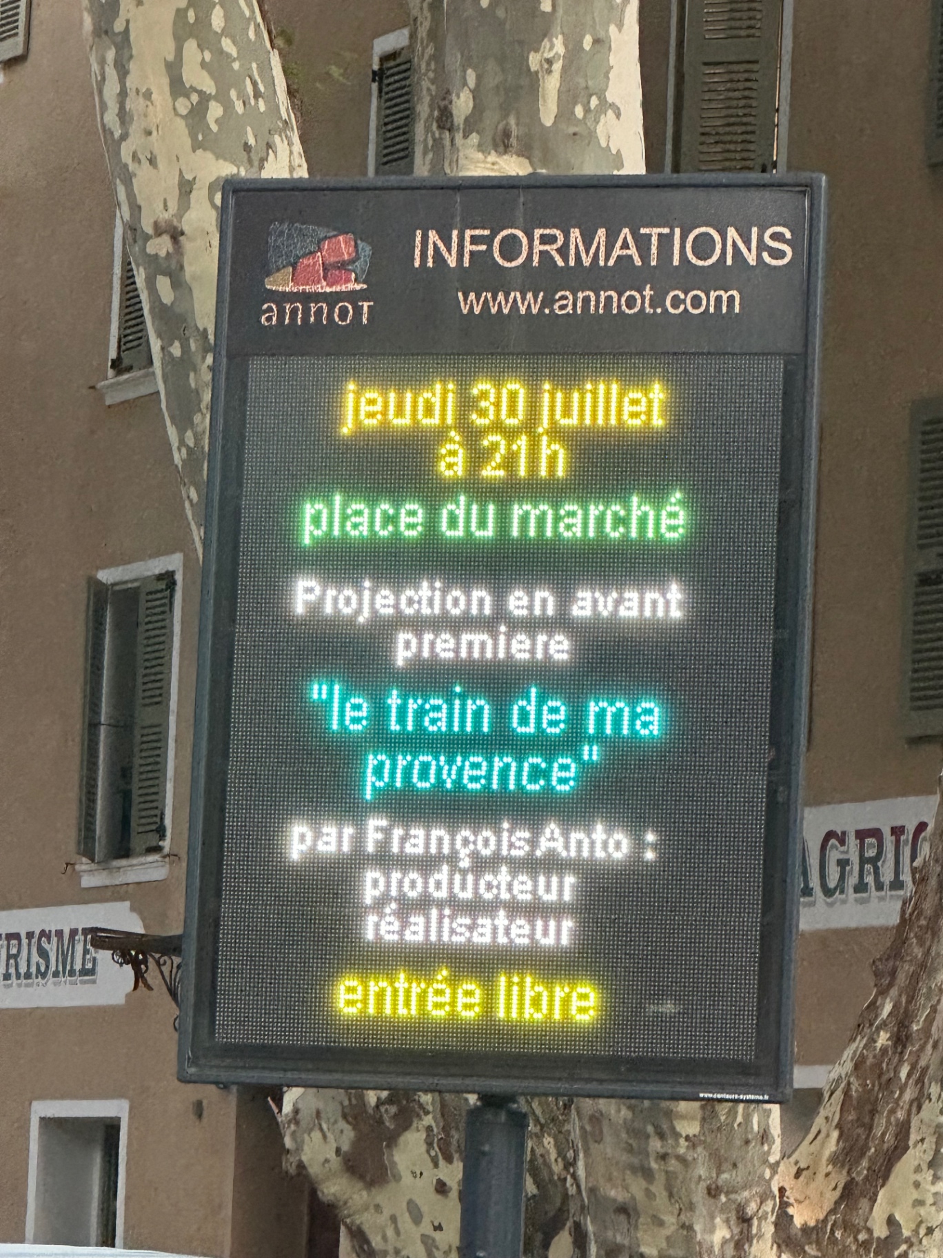 Panneau d'informations de la commune d'Annot annonçant la projection en avant-première, jeudi 30 juillet à 21h, place du marché, entrée libre.