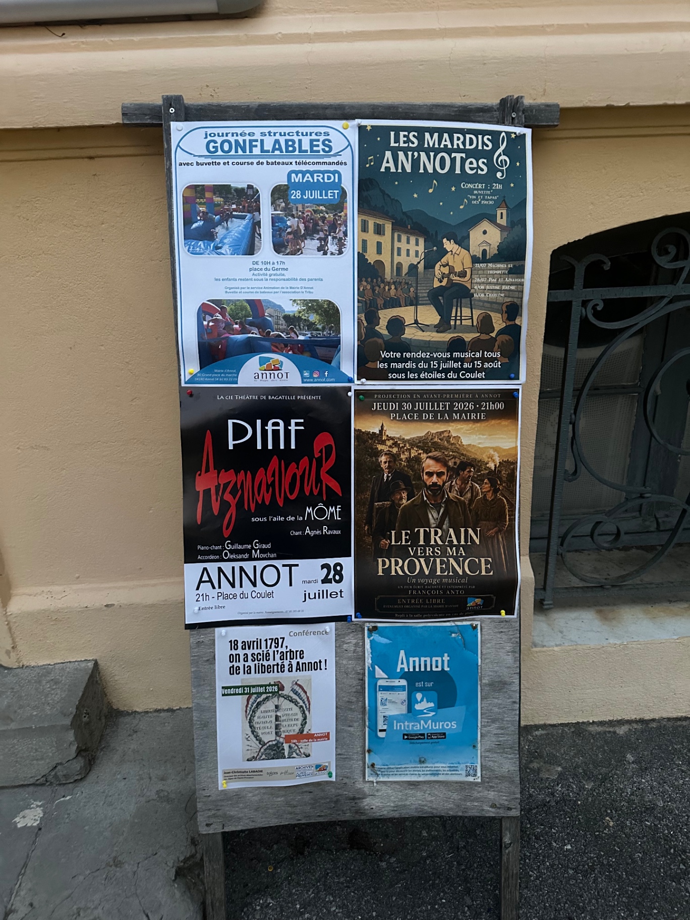 Panneau d'affichage municipal d'Annot avec l'affiche de l'avant-première parmi les événements de l'été.