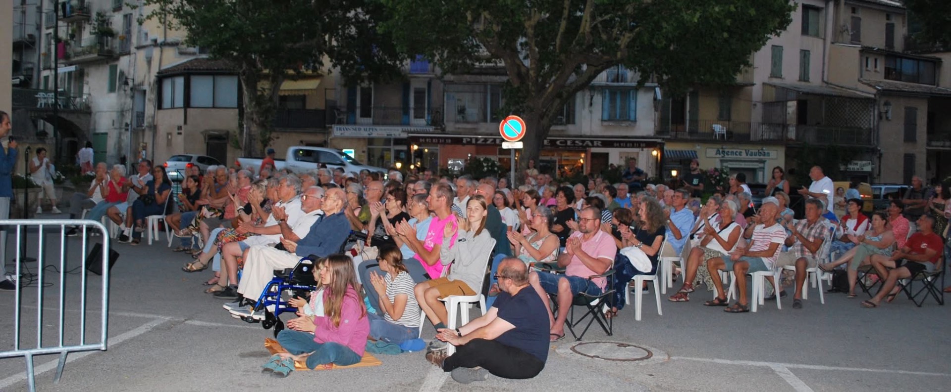 Le public d'Annot applaudissant sur la place lors de l'avant-première.