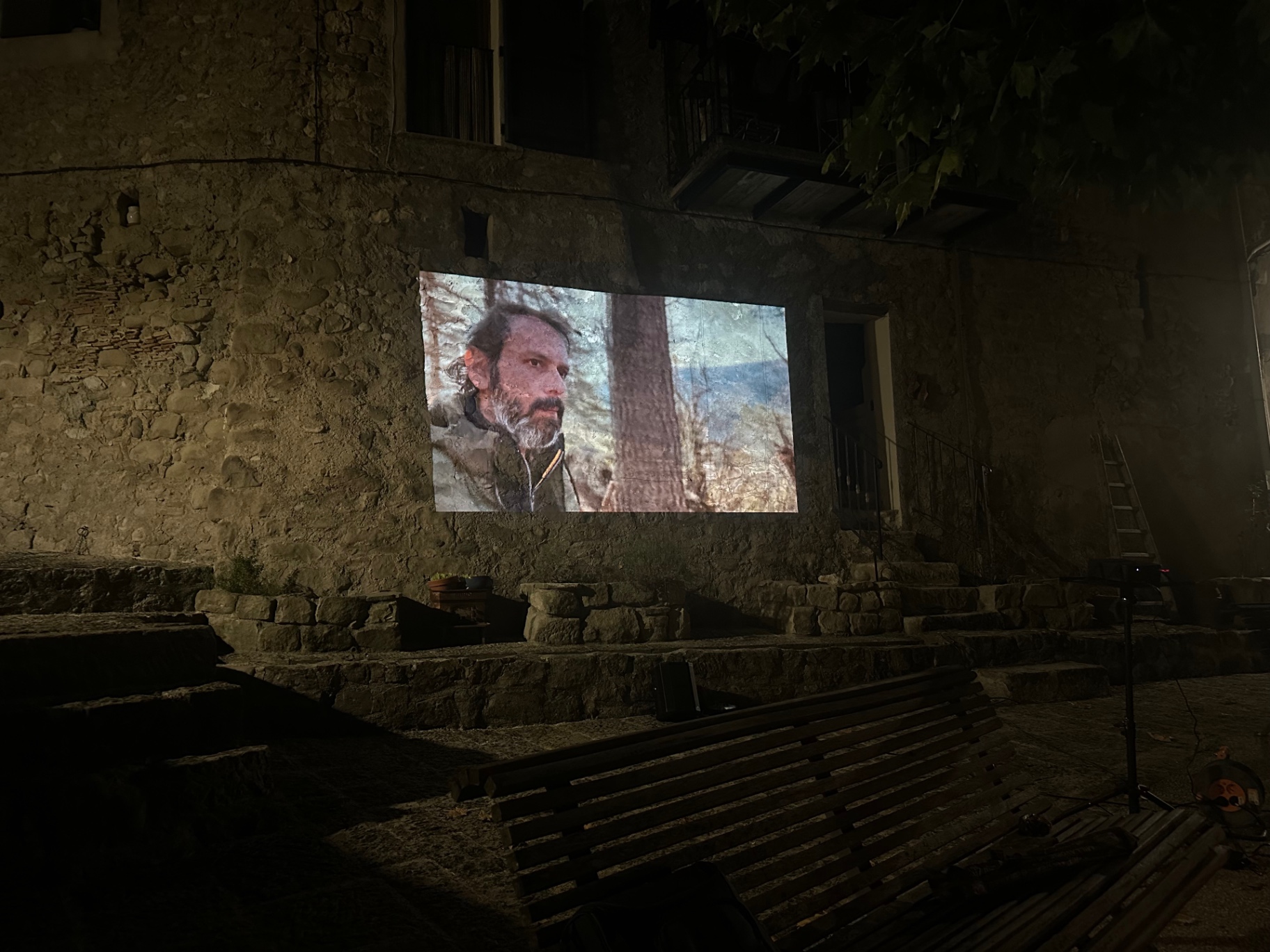 Le colporteur de profil projeté sur le mur du village d'Annot.